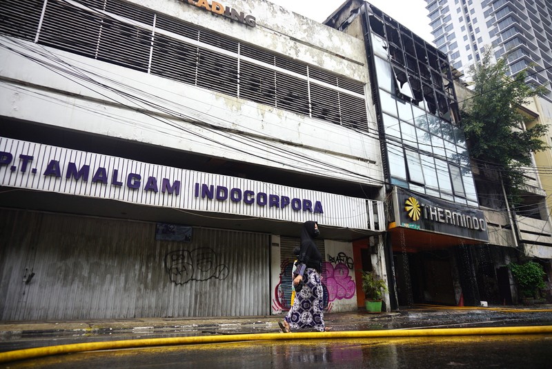 Petugas kebakaran masih berupaya memadamkan api didalam ruko yang terbakar di depan LTC Glodok, Jakarta, Selasa (14/9/2021) Ada 26 unit mobil kebakaran yang dikerahkan dilokasi kebakaran. Pantauan dilokasi api sudah berhasil dipadamkan.  (CNBC Indonesia/Tri Susilo)