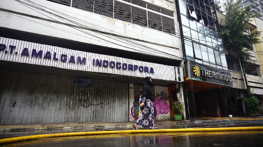 Petugas kebakaran masih berupaya memadamkan api didalam ruko yang terbakar di depan LTC Glodok, Jakarta, Selasa (14/9/2021) Ada 26 unit mobil kebakaran yang dikerahkan dilokasi kebakaran. Pantauan dilokasi api sudah berhasil dipadamkan.  (CNBC Indonesia/Tri Susilo)