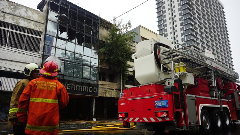 Petugas kebakaran masih berupaya memadamkan api didalam ruko yang terbakar di depan LTC Glodok, Jakarta, Selasa (14/9/2021) Ada 26 unit mobil kebakaran yang dikerahkan dilokasi kebakaran. Pantauan dilokasi api sudah berhasil dipadamkan.  (CNBC Indonesia/Tri Susilo)