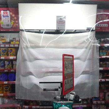 Potret Poster Hingga Stiker Rokok di Minimarket yang Ditutup