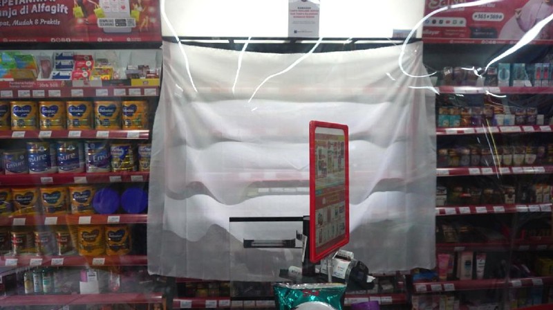 Petugas Satpol PP Jakarta Barat menutup gerai minimarket yang menjual rokok di Alfamart, Jakarta Barat, Selasa (14/9/2021). (CNBC Indonesia/Tri Susilo)