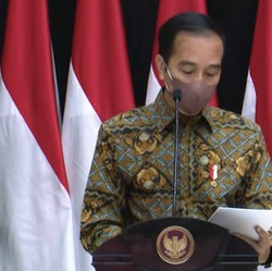 Tekad Bulat Jokowi di Tengah Godaan Wanginya 'Harta Karun' RI