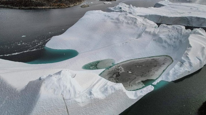 Icebergs are seen at the Disko Bay close to Ilulisat, Greenland, September 14, 2021. REUTERS/Hannibal Hanschke
