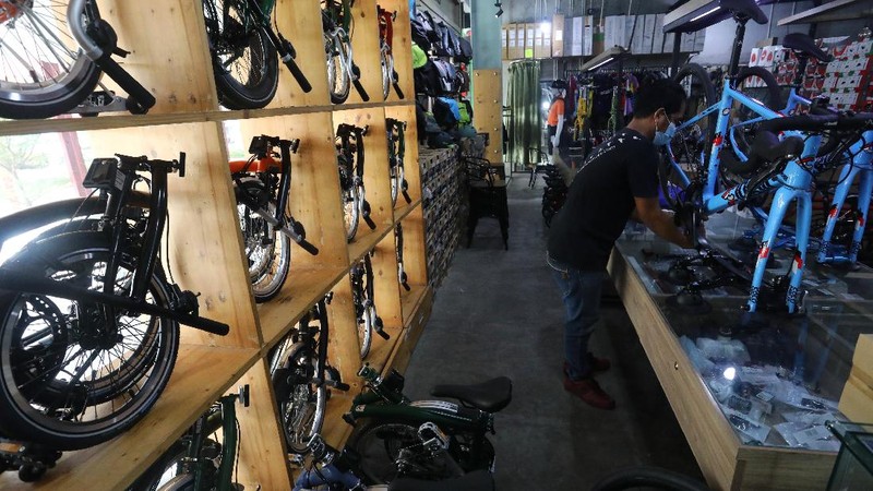 Pekerja memeriksa sepeda lipat brompton yang dijual di SpinWarriors, Tangerang Selatan, Kamis (15/9/2021). (CNBC Indonesia/Andrean Kristianto))