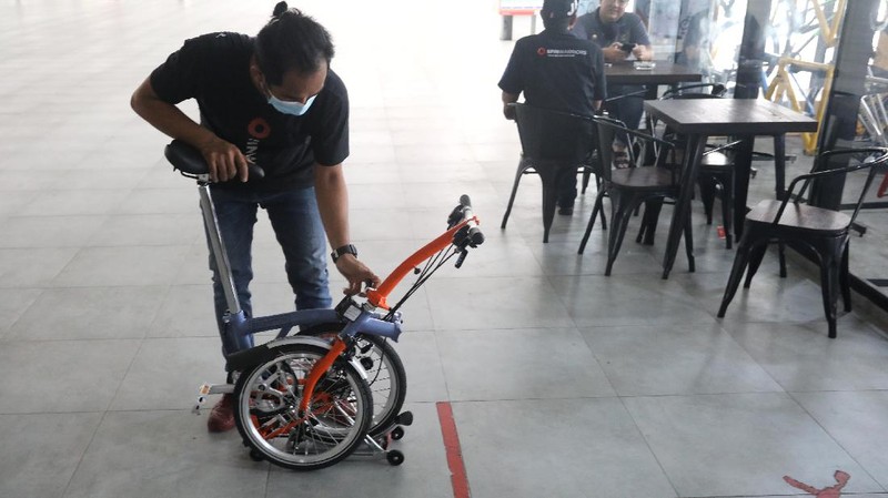 Pekerja memeriksa sepeda lipat brompton yang dijual di SpinWarriors, Tangerang Selatan, Kamis (15/9/2021). (CNBC Indonesia/Andrean Kristianto))