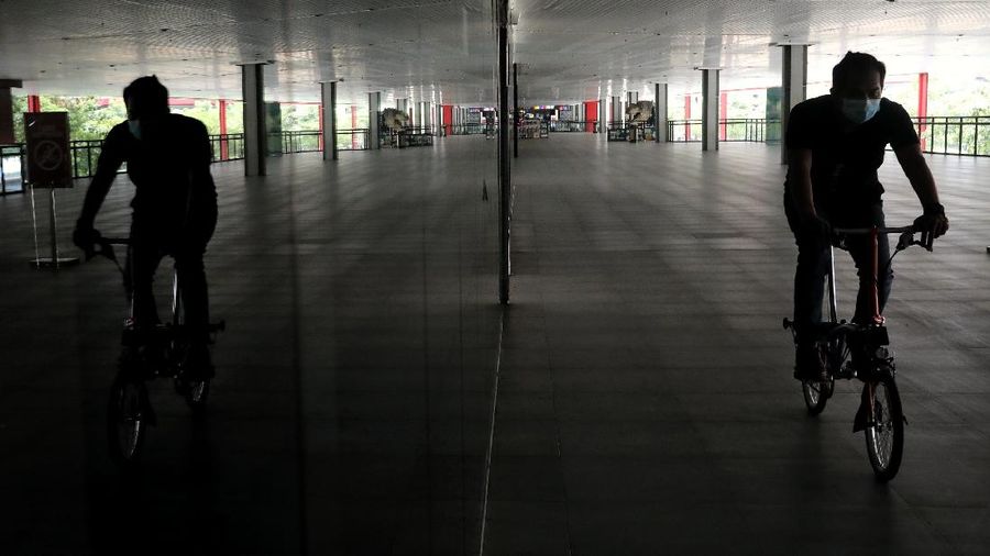 Pekerja memeriksa sepeda lipat brompton yang dijual di SpinWarriors, Tangerang Selatan, Kamis (15/9/2021). (CNBC Indonesia/Andrean Kristianto))