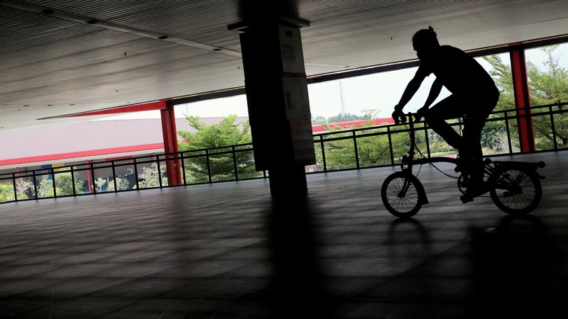 Pekerja memeriksa sepeda lipat brompton yang dijual di SpinWarriors, Tangerang Selatan, Kamis (15/9/2021). (CNBC Indonesia/Andrean Kristianto))