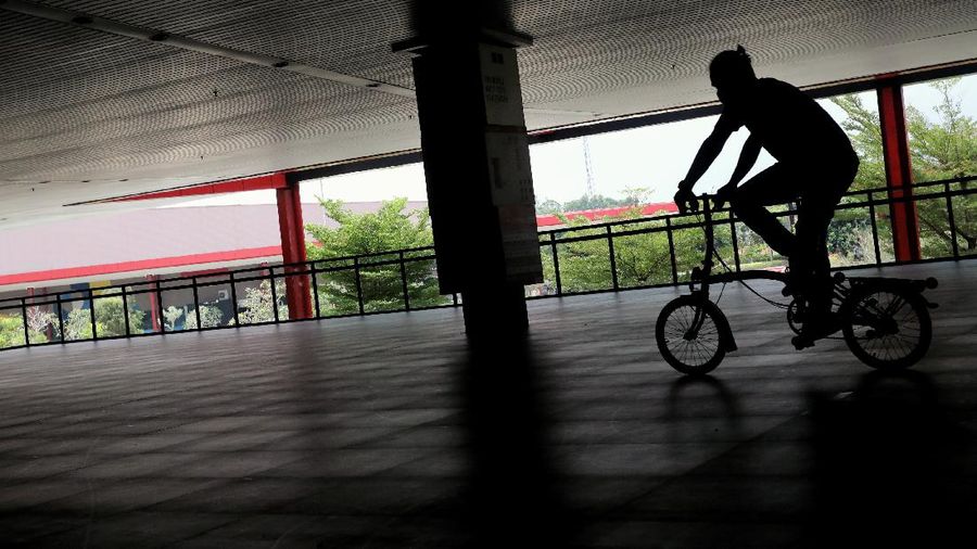Pekerja memeriksa sepeda lipat brompton yang dijual di SpinWarriors, Tangerang Selatan, Kamis (15/9/2021). (CNBC Indonesia/Andrean Kristianto))