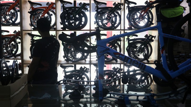 Pekerja memeriksa sepeda lipat brompton yang dijual di SpinWarriors, Tangerang Selatan, Kamis (15/9/2021). (CNBC Indonesia/Andrean Kristianto) Pekerja memeriksa sepeda lipat brompton yang dijual di SpinWarriors, Tangerang Selatan, Kamis (15/9/2021). (CNBC Indonesia/Andrean Kristianto))