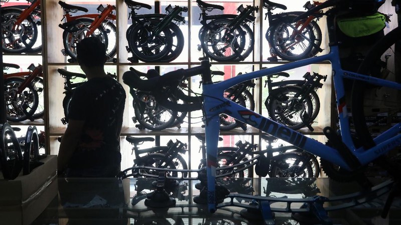 Pekerja memeriksa sepeda lipat brompton yang dijual di SpinWarriors, Tangerang Selatan, Kamis (15/9/2021). (CNBC Indonesia/Andrean Kristianto))