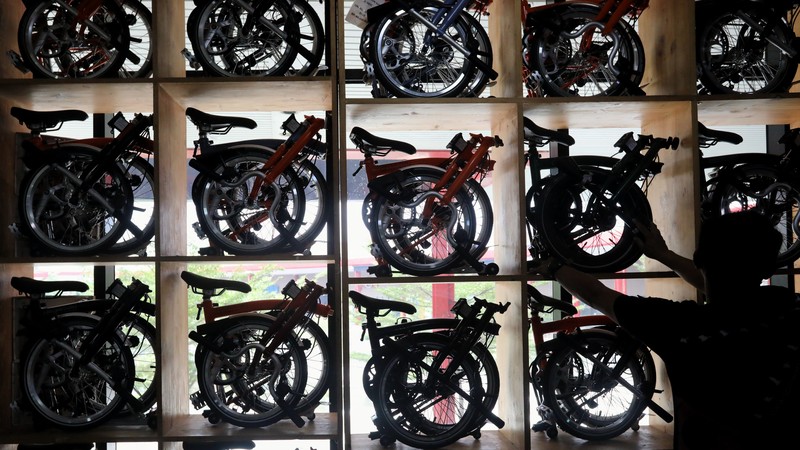 Pekerja memeriksa sepeda lipat brompton yang dijual di SpinWarriors, Tangerang Selatan, Kamis (15/9/2021). (CNBC Indonesia/Andrean Kristianto) Pekerja memeriksa sepeda lipat brompton yang dijual di SpinWarriors, Tangerang Selatan, Kamis (15/9/2021). (CNBC Indonesia/Andrean Kristianto))