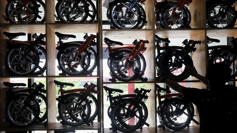 Pekerja memeriksa sepeda lipat brompton yang dijual di SpinWarriors, Tangerang Selatan, Kamis (15/9/2021). (CNBC Indonesia/Andrean Kristianto))