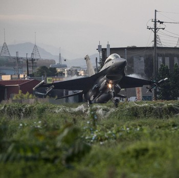 Heboh Jet Tempur Nangkring di Jalan Raya, Ini Penampakannya