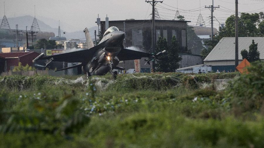A Taiwanese Air Force F-16V fighter jet takes off on a highway that is converted as a runway, during the take-off and landing drill as part of the annual Han Kuang drill in Pingtung, Taiwan, 15 September 2021. TAIWAN MILITARY NEWS AGENCY/Handout via REUTERS ATTENTION EDITORS - THIS IMAGE WAS PROVIDED BY A THIRD PARTY. NO RESALES. NO ARCHIVES.