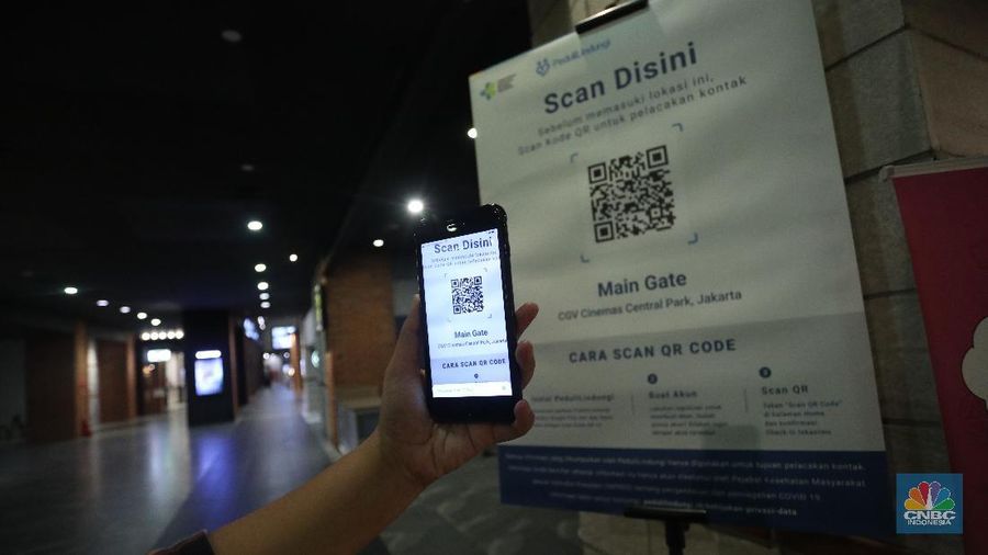 Pengunjung membeli tiket saat akan menonton bioskop di CGV Central Park, Jakarta, Kamis (16/9/2021). Pemerintah telah mengumumkan bioskop boleh kembali beroperasi untuk wilayah yang berada di level 2-3 PPKM di wilayah Jawa-Bali maupun luar Jawa-Bali. Pemprov DKI Jakarta hari ini melakukan uji coba pembukaan bioskop selama penerapan pemberlakuan pembatasan kegiatan masyarakat (PPKM) level 3. Uji coba dilakukan di seluruh bioskop di Jakarta. Pembukaan bisokop tersebut harus menerapkan protokol kesehatan yang ketat. Pengunjung yang datang harus menyiapkan aplikasi dan akun PeduliLindungi. Saat akan masuk, ada ketentuan scan QR Code di pintu masuk Platinum, kemudian klik check-in. Begitu pun saat keluar pengunjung harus meng-klik check-out di aplikasi. Selain menggunakan aplikasi PeduliLindung pengunjung yang datang wajib sudah vaksin dua kali, berusia 12 tahun keatas serta maksimal kapasitas 50% tanpa makan dan minum di dalam ruangan. Aturan ini sesuai dengan Keputusan Gubernur (Kepgub) Nomor 1096 Tahun 2021 tentang PPKM Level 3. Kepgub tersebut ditandatangani Gubernur Anies Baswedan pada 13 September 2021. Di bisokop yang berlokasi di Central Park ini, menayangkan beragam film favorit seperti Black Widow, Shang-Chi, Malignant, The Suicide Squad, Free Guy, Snake Eyes, Space jam, Stillwater, Hard Hit, Escape From Mogadishu, Blackpink : The Movie. Dari pantau di lokasi, pengunjung yang datang untuk menonton masih sepi. Pasa sore hari ini pengunjung yang menonton di dalam studio tidak lebih dari 10 orang. Sebelumnya pada tanggal 5 Juli 2021, bioskop sempat berhenti beroperasi menyesuaikan regulasi PPKM guna menekan jumlah penyebaran Covid-19 yang semakin meluas. (CNBC Indonesia/Andrean Kristianto)