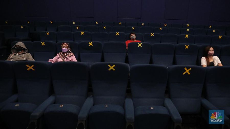 Pengunjung membeli tiket saat akan menonton bioskop di CGV Central Park, Jakarta, Kamis (16/9/2021). Pemerintah telah mengumumkan bioskop boleh kembali beroperasi untuk wilayah yang berada di level 2-3 PPKM di wilayah Jawa-Bali maupun luar Jawa-Bali. Pemprov DKI Jakarta hari ini melakukan uji coba pembukaan bioskop selama penerapan pemberlakuan pembatasan kegiatan masyarakat (PPKM) level 3. Uji coba dilakukan di seluruh bioskop di Jakarta. Pembukaan bisokop tersebut harus menerapkan protokol kesehatan yang ketat. Pengunjung yang datang harus menyiapkan aplikasi dan akun PeduliLindungi. Saat akan masuk, ada ketentuan scan QR Code di pintu masuk Platinum, kemudian klik check-in. Begitu pun saat keluar pengunjung harus meng-klik check-out di aplikasi. Selain menggunakan aplikasi PeduliLindung pengunjung yang datang wajib sudah vaksin dua kali, berusia 12 tahun keatas serta maksimal kapasitas 50% tanpa makan dan minum di dalam ruangan. Aturan ini sesuai dengan Keputusan Gubernur (Kepgub) Nomor 1096 Tahun 2021 tentang PPKM Level 3. Kepgub tersebut ditandatangani Gubernur Anies Baswedan pada 13 September 2021. Di bisokop yang berlokasi di Central Park ini, menayangkan beragam film favorit seperti Black Widow, Shang-Chi, Malignant, The Suicide Squad, Free Guy, Snake Eyes, Space jam, Stillwater, Hard Hit, Escape From Mogadishu, Blackpink : The Movie. Dari pantau di lokasi, pengunjung yang datang untuk menonton masih sepi. Pasa sore hari ini pengunjung yang menonton di dalam studio tidak lebih dari 10 orang. Sebelumnya pada tanggal 5 Juli 2021, bioskop sempat berhenti beroperasi menyesuaikan regulasi PPKM guna menekan jumlah penyebaran Covid-19 yang semakin meluas. (CNBC Indonesia/Andrean Kristianto)