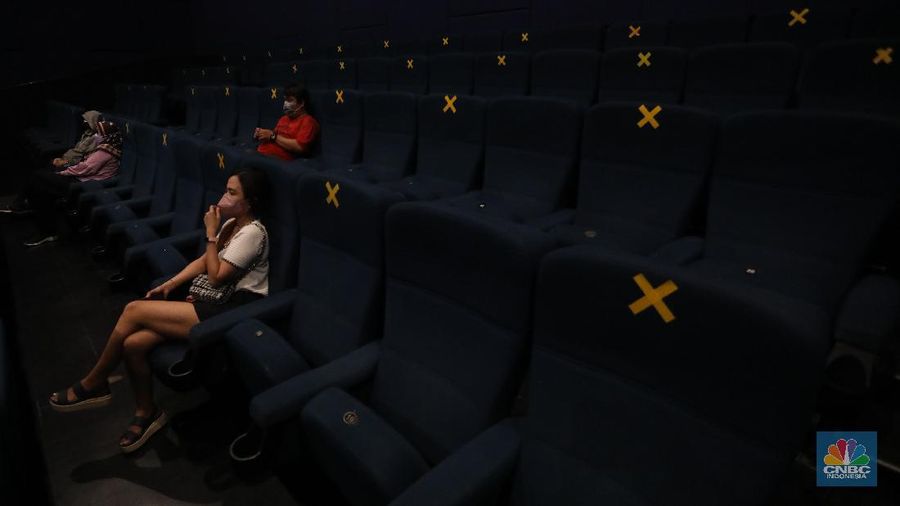 Pengunjung membeli tiket saat akan menonton bioskop di CGV Central Park, Jakarta, Kamis (16/9/2021). Pemerintah telah mengumumkan bioskop boleh kembali beroperasi untuk wilayah yang berada di level 2-3 PPKM di wilayah Jawa-Bali maupun luar Jawa-Bali. Pemprov DKI Jakarta hari ini melakukan uji coba pembukaan bioskop selama penerapan pemberlakuan pembatasan kegiatan masyarakat (PPKM) level 3. Uji coba dilakukan di seluruh bioskop di Jakarta. Pembukaan bisokop tersebut harus menerapkan protokol kesehatan yang ketat. Pengunjung yang datang harus menyiapkan aplikasi dan akun PeduliLindungi. Saat akan masuk, ada ketentuan scan QR Code di pintu masuk Platinum, kemudian klik check-in. Begitu pun saat keluar pengunjung harus meng-klik check-out di aplikasi. Selain menggunakan aplikasi PeduliLindung pengunjung yang datang wajib sudah vaksin dua kali, berusia 12 tahun keatas serta maksimal kapasitas 50% tanpa makan dan minum di dalam ruangan. Aturan ini sesuai dengan Keputusan Gubernur (Kepgub) Nomor 1096 Tahun 2021 tentang PPKM Level 3. Kepgub tersebut ditandatangani Gubernur Anies Baswedan pada 13 September 2021. Di bisokop yang berlokasi di Central Park ini, menayangkan beragam film favorit seperti Black Widow, Shang-Chi, Malignant, The Suicide Squad, Free Guy, Snake Eyes, Space jam, Stillwater, Hard Hit, Escape From Mogadishu, Blackpink : The Movie. Dari pantau di lokasi, pengunjung yang datang untuk menonton masih sepi. Pasa sore hari ini pengunjung yang menonton di dalam studio tidak lebih dari 10 orang. Sebelumnya pada tanggal 5 Juli 2021, bioskop sempat berhenti beroperasi menyesuaikan regulasi PPKM guna menekan jumlah penyebaran Covid-19 yang semakin meluas. (CNBC Indonesia/Andrean Kristianto)