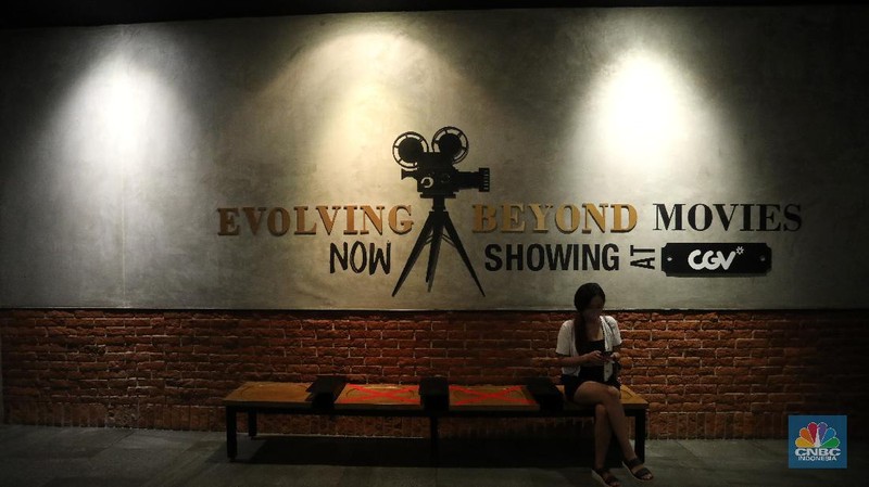 Pengunjung membeli tiket saat akan menonton bioskop di CGV Central Park, Jakarta, Kamis (16/9/2021). Pemerintah telah mengumumkan bioskop boleh kembali beroperasi untuk wilayah yang berada di level 2-3 PPKM di wilayah Jawa-Bali maupun luar Jawa-Bali. Pemprov DKI Jakarta hari ini melakukan uji coba pembukaan bioskop selama penerapan pemberlakuan pembatasan kegiatan masyarakat (PPKM) level 3. Uji coba dilakukan di seluruh bioskop di Jakarta. Pembukaan bisokop tersebut harus menerapkan protokol kesehatan yang ketat. Pengunjung yang datang harus menyiapkan aplikasi dan akun PeduliLindungi. Saat akan masuk, ada ketentuan scan QR Code di pintu masuk Platinum, kemudian klik check-in. Begitu pun saat keluar pengunjung harus meng-klik check-out di aplikasi. Selain menggunakan aplikasi PeduliLindung pengunjung yang datang wajib sudah vaksin dua kali, berusia 12 tahun keatas serta maksimal kapasitas 50% tanpa makan dan minum di dalam ruangan. Aturan ini sesuai dengan Keputusan Gubernur (Kepgub) Nomor 1096 Tahun 2021 tentang PPKM Level 3. Kepgub tersebut ditandatangani Gubernur Anies Baswedan pada 13 September 2021. Di bisokop yang berlokasi di Central Park ini, menayangkan beragam film favorit seperti Black Widow, Shang-Chi, Malignant, The Suicide Squad, Free Guy, Snake Eyes, Space jam, Stillwater, Hard Hit, Escape From Mogadishu, Blackpink : The Movie. Dari pantau di lokasi, pengunjung yang datang untuk menonton masih sepi. Pasa sore hari ini pengunjung yang menonton di dalam studio tidak lebih dari 10 orang. Sebelumnya pada tanggal 5 Juli 2021, bioskop sempat berhenti beroperasi menyesuaikan regulasi PPKM guna menekan jumlah penyebaran Covid-19 yang semakin meluas. (CNBC Indonesia/Andrean Kristianto)