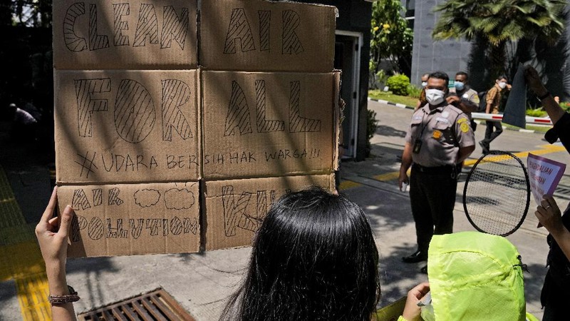 A man takes pictures on a smartphone during the hearing of a citizen lawsuit, done in an attempt to sue the government into taking action on the city's chronic levels of air pollution, at the Central Jakarta Court, Indonesia, September 16, 2021. REUTERS/Willy Kurniawan   REFILE - QUALITY REPEAT