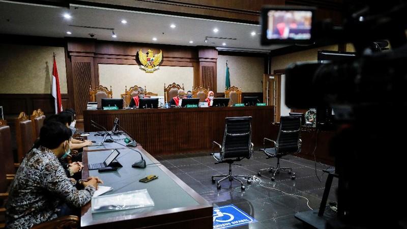 A man takes pictures on a smartphone during the hearing of a citizen lawsuit, done in an attempt to sue the government into taking action on the city's chronic levels of air pollution, at the Central Jakarta Court, Indonesia, September 16, 2021. REUTERS/Willy Kurniawan   REFILE - QUALITY REPEAT