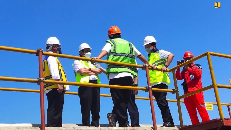 Menko Kemaritiman dan Investasi Luhut Pandjaitan didampingi Menteri Pekerjaan Umum dan Perumahan Rakyat (PUPR) Basuki Hadimuljono, Menteri ATR/BPN Sofyan Djalil, Menteri Kelautan dan Perikanan (KKP) Sakti Wahyu Trenggono, dan Gubernur DKI Jakarta Anies Baswedan meninjau program pembangunan tanggul pantai di Muara Baru Jakarta, Kamis (16/9/2021).