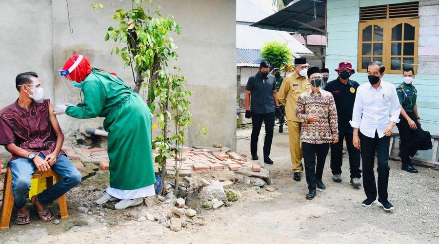 Presiden RI Jokowi Tinjau Vaksinasi Door to Door (Laily Rachev - Biro Pers Sekretariat Presiden)