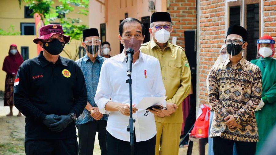 Presiden RI Jokowi Tinjau Vaksinasi Door to Door (Laily Rachev - Biro Pers Sekretariat Presiden)
