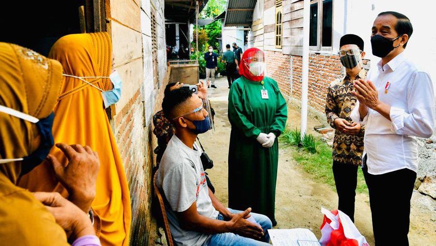 Presiden RI Jokowi Tinjau Vaksinasi Door to Door (Laily Rachev - Biro Pers Sekretariat Presiden)