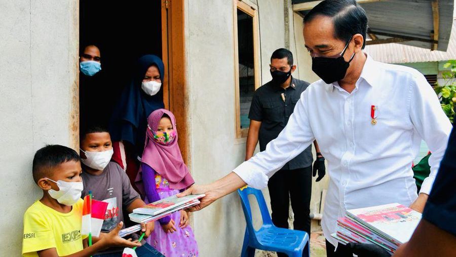 Presiden RI Jokowi Tinjau Vaksinasi Door to Door (Laily Rachev - Biro Pers Sekretariat Presiden)
