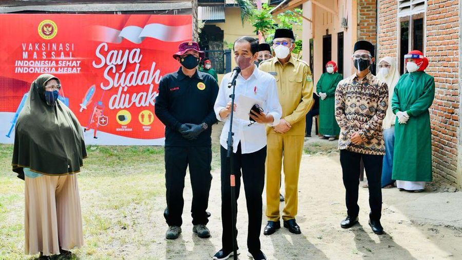 Presiden RI Jokowi Tinjau Vaksinasi Door to Door (Laily Rachev - Biro Pers Sekretariat Presiden)