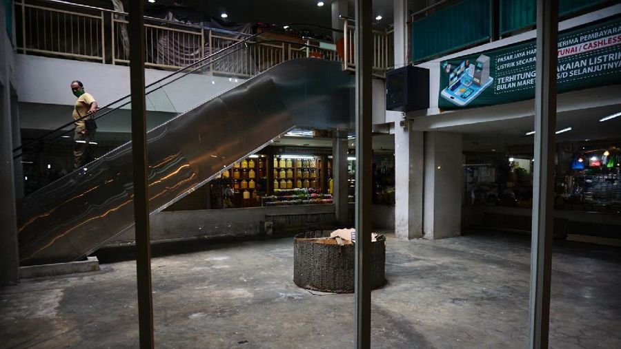 Ruko Pasar Tradisional yang tutup (CNBC Indonesia/Tri Susilo)