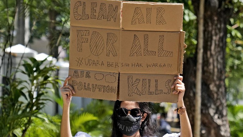 A man takes pictures on a smartphone during the hearing of a citizen lawsuit, done in an attempt to sue the government into taking action on the city's chronic levels of air pollution, at the Central Jakarta Court, Indonesia, September 16, 2021. REUTERS/Willy Kurniawan   REFILE - QUALITY REPEAT