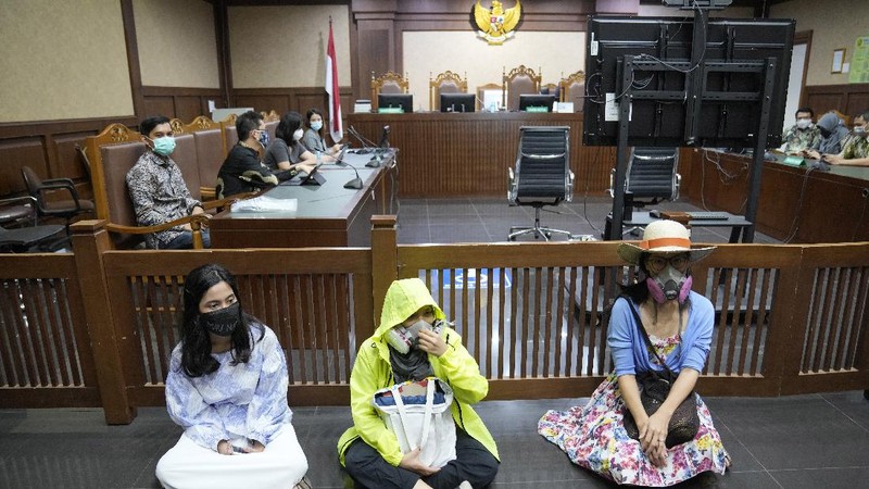 A man takes pictures on a smartphone during the hearing of a citizen lawsuit, done in an attempt to sue the government into taking action on the city's chronic levels of air pollution, at the Central Jakarta Court, Indonesia, September 16, 2021. REUTERS/Willy Kurniawan   REFILE - QUALITY REPEAT