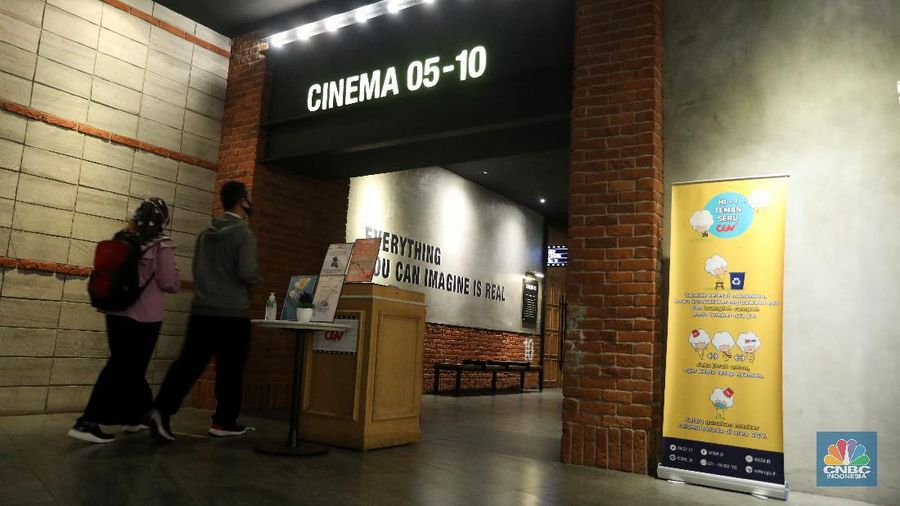 Pengunjung membeli tiket saat akan menonton bioskop di CGV Central Park, Jakarta, Kamis (16/9/2021). Pemerintah telah mengumumkan bioskop boleh kembali beroperasi untuk wilayah yang berada di level 2-3 PPKM di wilayah Jawa-Bali maupun luar Jawa-Bali. Pemprov DKI Jakarta hari ini melakukan uji coba pembukaan bioskop selama penerapan pemberlakuan pembatasan kegiatan masyarakat (PPKM) level 3. Uji coba dilakukan di seluruh bioskop di Jakarta. Pembukaan bisokop tersebut harus menerapkan protokol kesehatan yang ketat. Pengunjung yang datang harus menyiapkan aplikasi dan akun PeduliLindungi. Saat akan masuk, ada ketentuan scan QR Code di pintu masuk Platinum, kemudian klik check-in. Begitu pun saat keluar pengunjung harus meng-klik check-out di aplikasi. Selain menggunakan aplikasi PeduliLindung pengunjung yang datang wajib sudah vaksin dua kali, berusia 12 tahun keatas serta maksimal kapasitas 50% tanpa makan dan minum di dalam ruangan. Aturan ini sesuai dengan Keputusan Gubernur (Kepgub) Nomor 1096 Tahun 2021 tentang PPKM Level 3. Kepgub tersebut ditandatangani Gubernur Anies Baswedan pada 13 September 2021. Di bisokop yang berlokasi di Central Park ini, menayangkan beragam film favorit seperti Black Widow, Shang-Chi, Malignant, The Suicide Squad, Free Guy, Snake Eyes, Space jam, Stillwater, Hard Hit, Escape From Mogadishu, Blackpink : The Movie. Dari pantau di lokasi, pengunjung yang datang untuk menonton masih sepi. Pasa sore hari ini pengunjung yang menonton di dalam studio tidak lebih dari 10 orang. Sebelumnya pada tanggal 5 Juli 2021, bioskop sempat berhenti beroperasi menyesuaikan regulasi PPKM guna menekan jumlah penyebaran Covid-19 yang semakin meluas. (CNBC Indonesia/Andrean Kristianto)