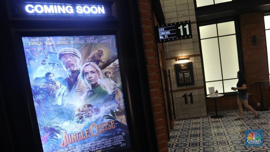 Pengunjung membeli tiket saat akan menonton bioskop di CGV Central Park, Jakarta, Kamis (16/9/2021). Pemerintah telah mengumumkan bioskop boleh kembali beroperasi untuk wilayah yang berada di level 2-3 PPKM di wilayah Jawa-Bali maupun luar Jawa-Bali. Pemprov DKI Jakarta hari ini melakukan uji coba pembukaan bioskop selama penerapan pemberlakuan pembatasan kegiatan masyarakat (PPKM) level 3. Uji coba dilakukan di seluruh bioskop di Jakarta. Pembukaan bisokop tersebut harus menerapkan protokol kesehatan yang ketat. Pengunjung yang datang harus menyiapkan aplikasi dan akun PeduliLindungi. Saat akan masuk, ada ketentuan scan QR Code di pintu masuk Platinum, kemudian klik check-in. Begitu pun saat keluar pengunjung harus meng-klik check-out di aplikasi. Selain menggunakan aplikasi PeduliLindung pengunjung yang datang wajib sudah vaksin dua kali, berusia 12 tahun keatas serta maksimal kapasitas 50% tanpa makan dan minum di dalam ruangan. Aturan ini sesuai dengan Keputusan Gubernur (Kepgub) Nomor 1096 Tahun 2021 tentang PPKM Level 3. Kepgub tersebut ditandatangani Gubernur Anies Baswedan pada 13 September 2021. Di bisokop yang berlokasi di Central Park ini, menayangkan beragam film favorit seperti Black Widow, Shang-Chi, Malignant, The Suicide Squad, Free Guy, Snake Eyes, Space jam, Stillwater, Hard Hit, Escape From Mogadishu, Blackpink : The Movie. Dari pantau di lokasi, pengunjung yang datang untuk menonton masih sepi. Pasa sore hari ini pengunjung yang menonton di dalam studio tidak lebih dari 10 orang. Sebelumnya pada tanggal 5 Juli 2021, bioskop sempat berhenti beroperasi menyesuaikan regulasi PPKM guna menekan jumlah penyebaran Covid-19 yang semakin meluas. (CNBC Indonesia/Andrean Kristianto)