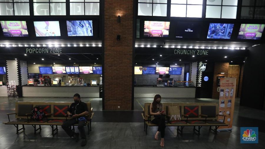 Pengunjung membeli tiket saat akan menonton bioskop di CGV Central Park, Jakarta, Kamis (16/9/2021). Pemerintah telah mengumumkan bioskop boleh kembali beroperasi untuk wilayah yang berada di level 2-3 PPKM di wilayah Jawa-Bali maupun luar Jawa-Bali. Pemprov DKI Jakarta hari ini melakukan uji coba pembukaan bioskop selama penerapan pemberlakuan pembatasan kegiatan masyarakat (PPKM) level 3. Uji coba dilakukan di seluruh bioskop di Jakarta. Pembukaan bisokop tersebut harus menerapkan protokol kesehatan yang ketat. Pengunjung yang datang harus menyiapkan aplikasi dan akun PeduliLindungi. Saat akan masuk, ada ketentuan scan QR Code di pintu masuk Platinum, kemudian klik check-in. Begitu pun saat keluar pengunjung harus meng-klik check-out di aplikasi. Selain menggunakan aplikasi PeduliLindung pengunjung yang datang wajib sudah vaksin dua kali, berusia 12 tahun keatas serta maksimal kapasitas 50% tanpa makan dan minum di dalam ruangan. Aturan ini sesuai dengan Keputusan Gubernur (Kepgub) Nomor 1096 Tahun 2021 tentang PPKM Level 3. Kepgub tersebut ditandatangani Gubernur Anies Baswedan pada 13 September 2021. Di bisokop yang berlokasi di Central Park ini, menayangkan beragam film favorit seperti Black Widow, Shang-Chi, Malignant, The Suicide Squad, Free Guy, Snake Eyes, Space jam, Stillwater, Hard Hit, Escape From Mogadishu, Blackpink : The Movie. Dari pantau di lokasi, pengunjung yang datang untuk menonton masih sepi. Pasa sore hari ini pengunjung yang menonton di dalam studio tidak lebih dari 10 orang. Sebelumnya pada tanggal 5 Juli 2021, bioskop sempat berhenti beroperasi menyesuaikan regulasi PPKM guna menekan jumlah penyebaran Covid-19 yang semakin meluas. (վ/Andrean Kristianto)