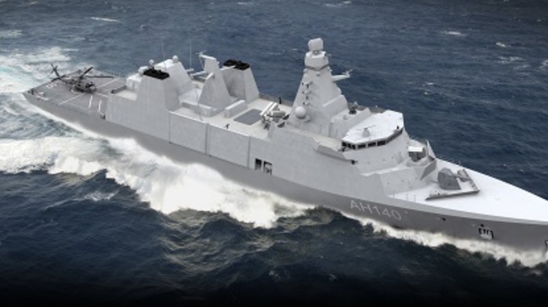 David Lockwood Babcock CEO (kiri) dan Kaharuddin Djenod, (kanan) CEO PAL menandatangani kontrak di atas kapal HMS Argyll (Foto: Babcock)