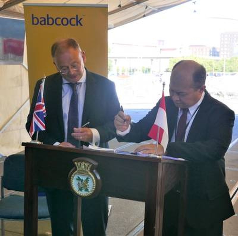 David Lockwood Babcock CEO (kiri) dan Kaharuddin Djenod, (kanan) CEO PAL menandatangani kontrak di atas kapal HMS Argyll (Foto: Babcock) David Lockwood Babcock CEO (kiri) dan Kaharuddin Djenod, (kanan) CEO PAL menandatangani kontrak di atas kapal HMS Argyll (Foto: Babcock)