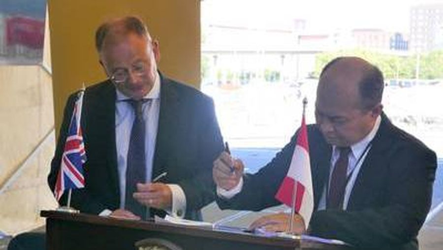 David Lockwood Babcock CEO (kiri) dan Kaharuddin Djenod, (kanan) CEO PAL menandatangani kontrak di atas kapal HMS Argyll (Foto: Babcock)