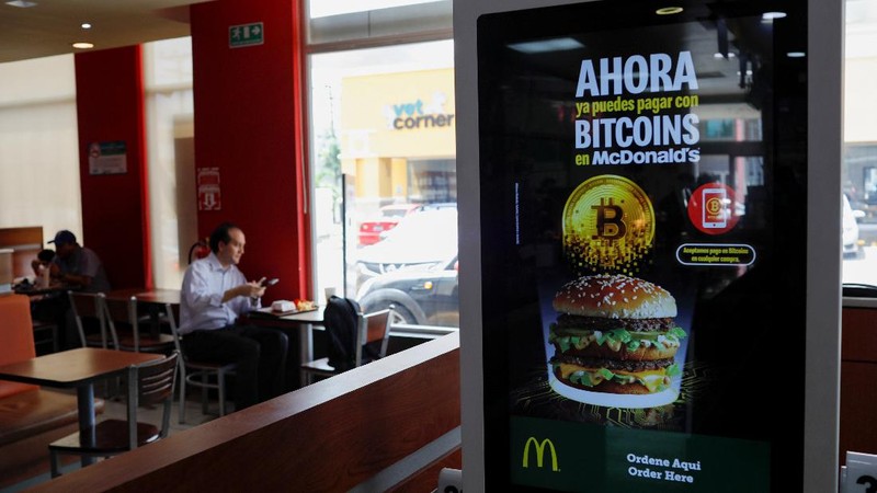 People take part in a protest against the use of Bitcoin as legal tender and legal reforms to extend president Nayib Bukele's term in San Salvador, El Salvador, September 15, 2021. REUTERS/Jose Cabezas