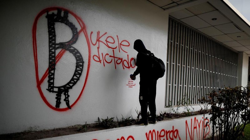 People take part in a protest against the use of Bitcoin as legal tender and legal reforms to extend president Nayib Bukele's term in San Salvador, El Salvador, September 15, 2021. REUTERS/Jose Cabezas