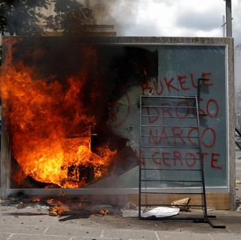 Demo Warga Tolak Bitcoin Rusuh, ATM Kripto Dibakar