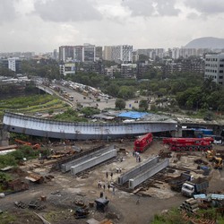 Ngeri! Penampakan Jembatan Layang di India Ambruk, 13 Terluka