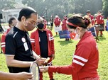 Saat Jokowi Bertukar 'Kado' Dengan Peraih Emas Paralimpiade