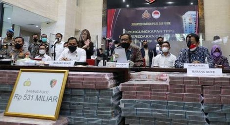 Mahfud MD di  konferensi pers pengungkapan tindak pidana pencucian uang dari peredaran obat ilegal sejumlah 531 Miliar di Bareskrim Mabes Polri. (Instagram/Mahfud MD)