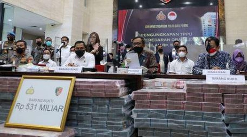 Mahfud MD di  konferensi pers pengungkapan tindak pidana pencucian uang dari peredaran obat ilegal sejumlah 531 Miliar di Bareskrim Mabes Polri. (Instagram/Mahfud MD)