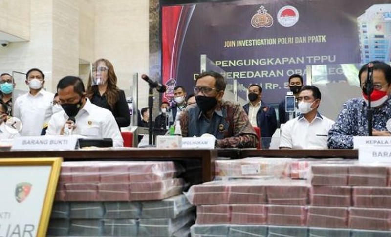 Mahfud MD di konferensi pers pengungkapan tindak pidana pencucian uang dari peredaran obat ilegal sejumlah 531 Miliar di Bareskrim Mabes Polri. (Instagram/Mahfud MD) Mahfud MD di konferensi pers pengungkapan tindak pidana pencucian uang dari peredaran obat ilegal sejumlah 531 Miliar di Bareskrim Mabes Polri. (Instagram/Mahfud MD)