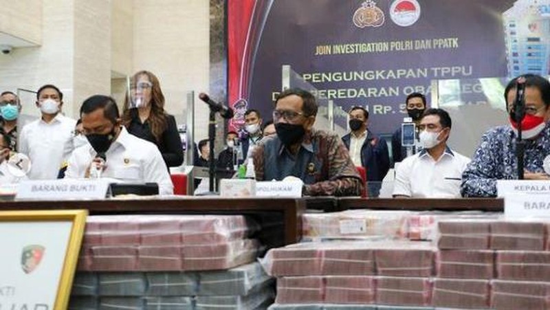 Mahfud MD di  konferensi pers pengungkapan tindak pidana pencucian uang dari peredaran obat ilegal sejumlah 531 Miliar di Bareskrim Mabes Polri. (Instagram/Mahfud MD)