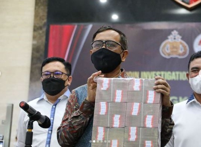 Mahfud MD di  konferensi pers pengungkapan tindak pidana pencucian uang dari peredaran obat ilegal sejumlah 531 Miliar di Bareskrim Mabes Polri. (Instagram/Mahfud MD)