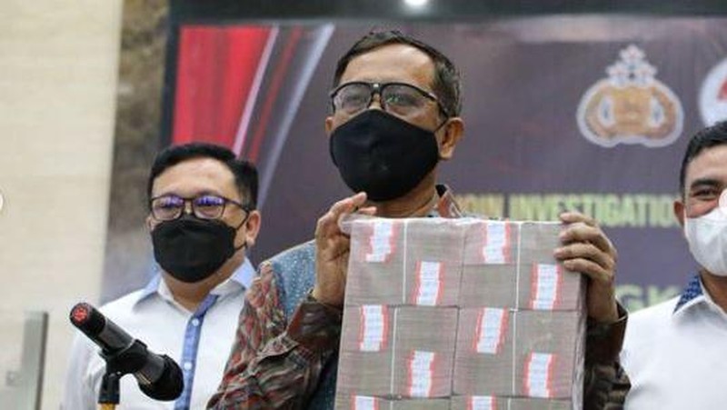 Mahfud MD di  konferensi pers pengungkapan tindak pidana pencucian uang dari peredaran obat ilegal sejumlah 531 Miliar di Bareskrim Mabes Polri. (Instagram/Mahfud MD)